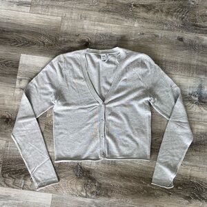 Fitted Cropped Gray Fine Knit Button-Up Cardigan with rolled hem